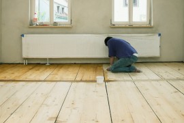 Vakman die de houten vloer in de was zet © Falko Matte - Fotolia