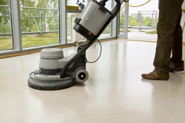 Grondige reiniging linoleum vloer met machine ©Lichtmaler - Fotolia