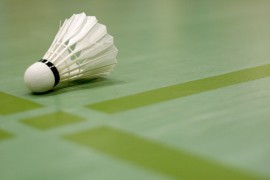 linoleum vloer en badminton shuttle in gymzaal © sk_design - Fotolia