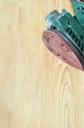 Schuur de houten vloer eerst grof en dan steeds fijner.